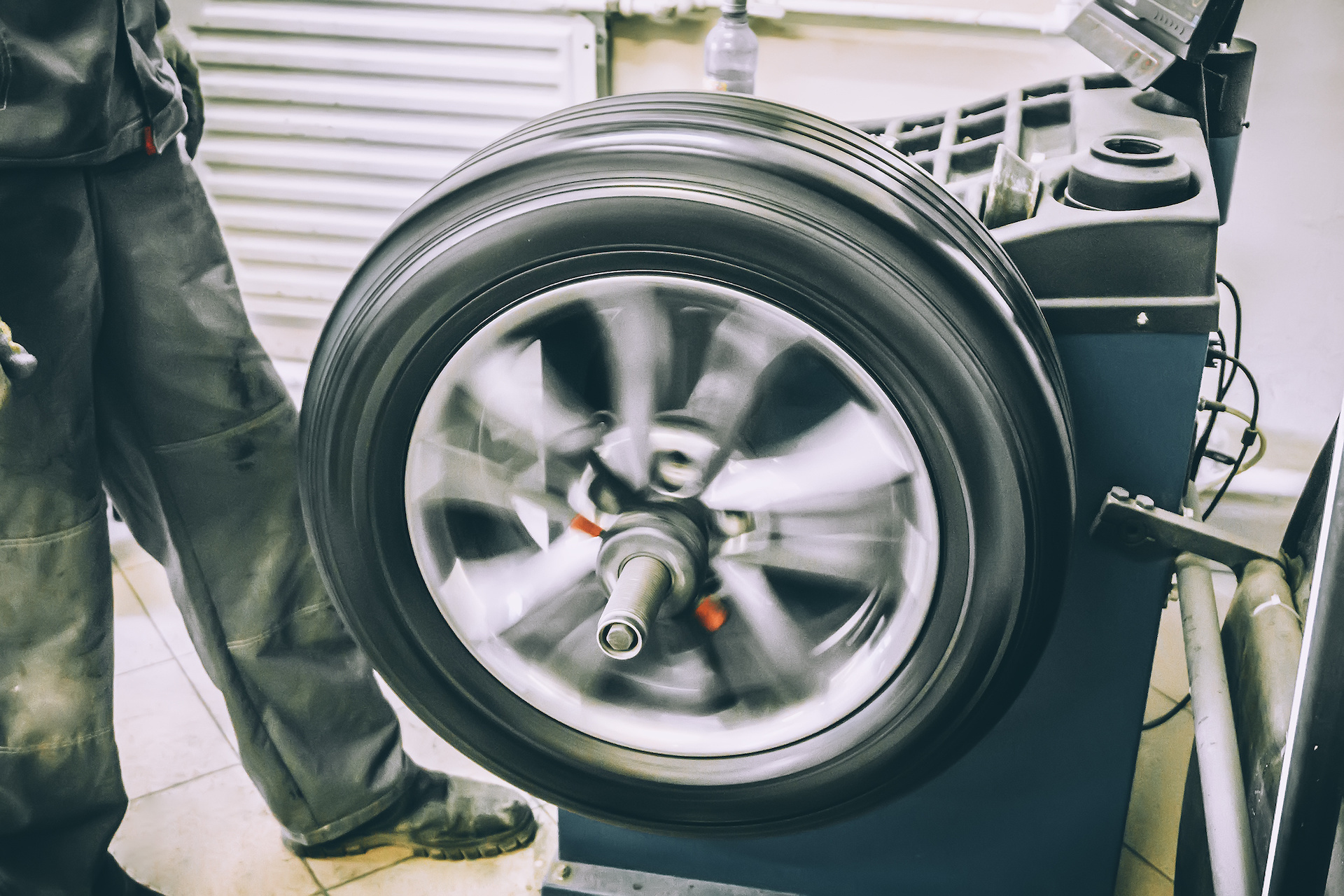 Tyre balance spinner with a car tyre on.